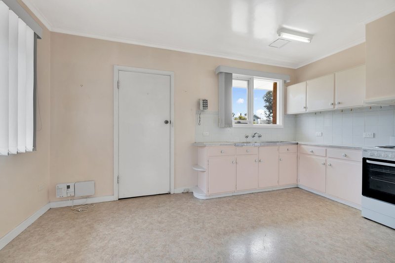 Photo - 2 Lorraine Place, Bacchus Marsh VIC 3340 - Image 7