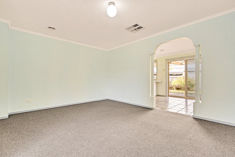 Photo - 2 Lydd Court, Craigieburn VIC 3064 - Image 4