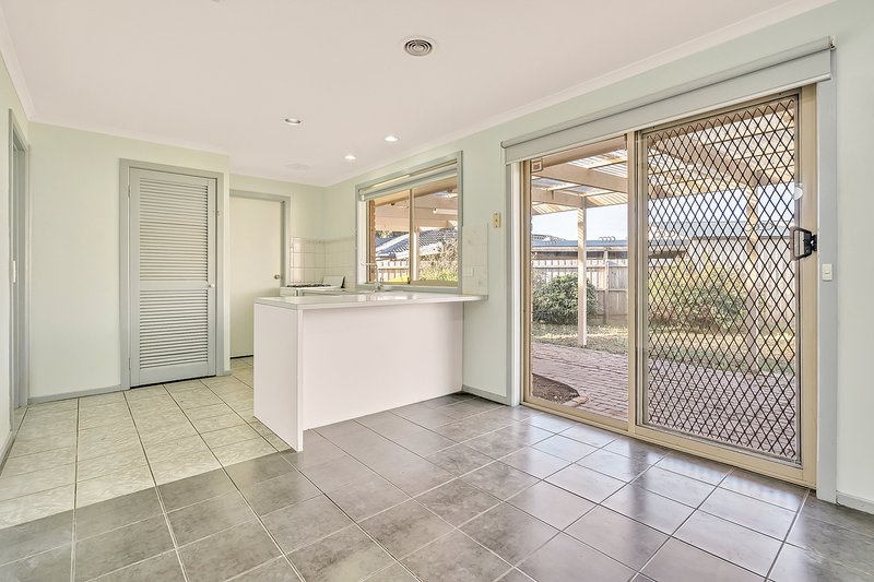 Photo - 2 Lydd Court, Craigieburn VIC 3064 - Image 6