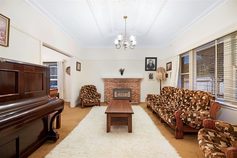 Photo - 2 Lyndoch Street, Box Hill South VIC 3128 - Image 3