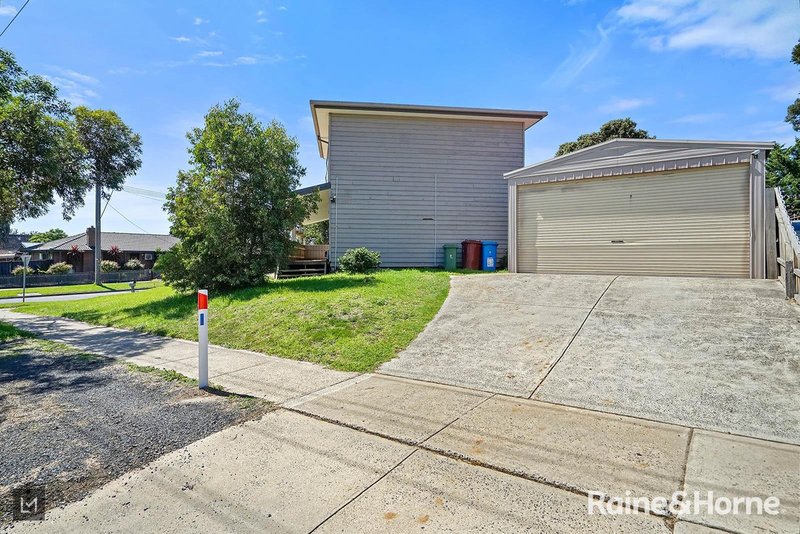 Photo - 2 Macarthur Drive, Cranbourne VIC 3977 - Image 3