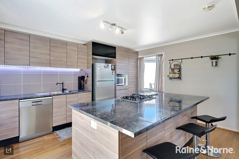 Photo - 2 Macarthur Drive, Cranbourne VIC 3977 - Image 6