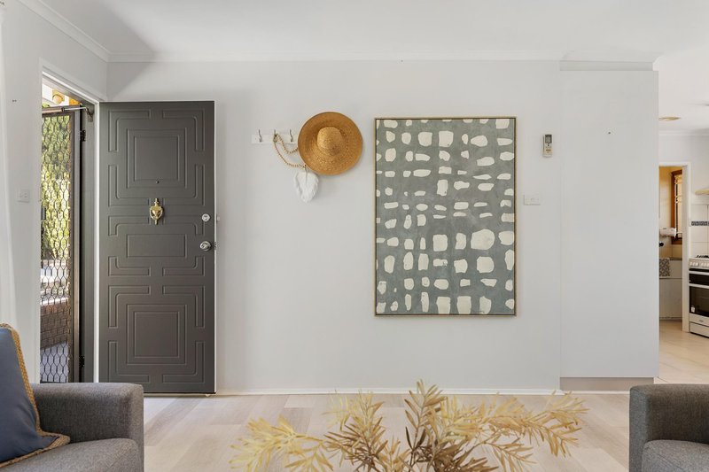 Photo - 2 Macfarlan Place, Latham ACT 2615 - Image 4