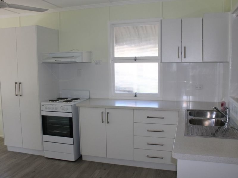 Photo - 2 Margaret Street, Tannum Sands QLD 4680 - Image 3