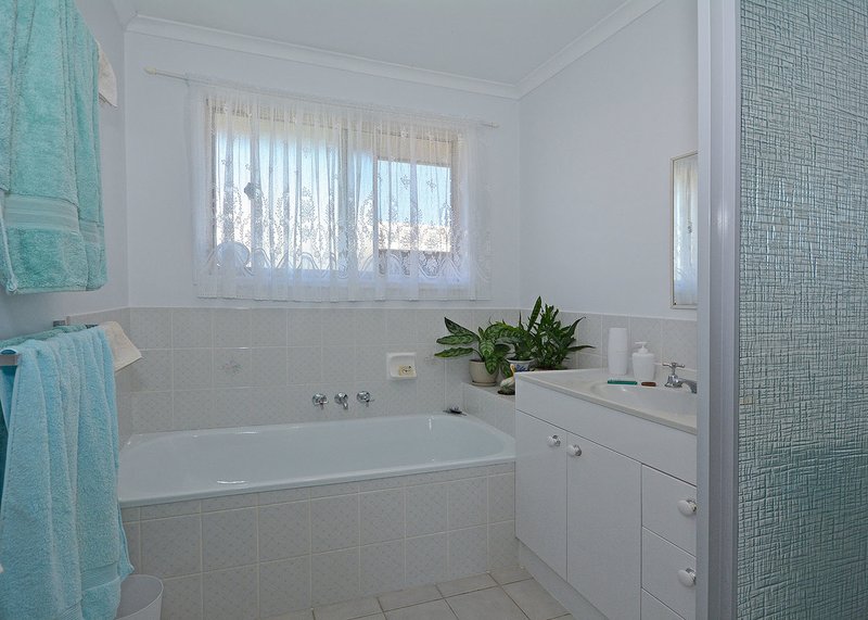 Photo - 2 Maryanne Court, Point Vernon QLD 4655 - Image 7