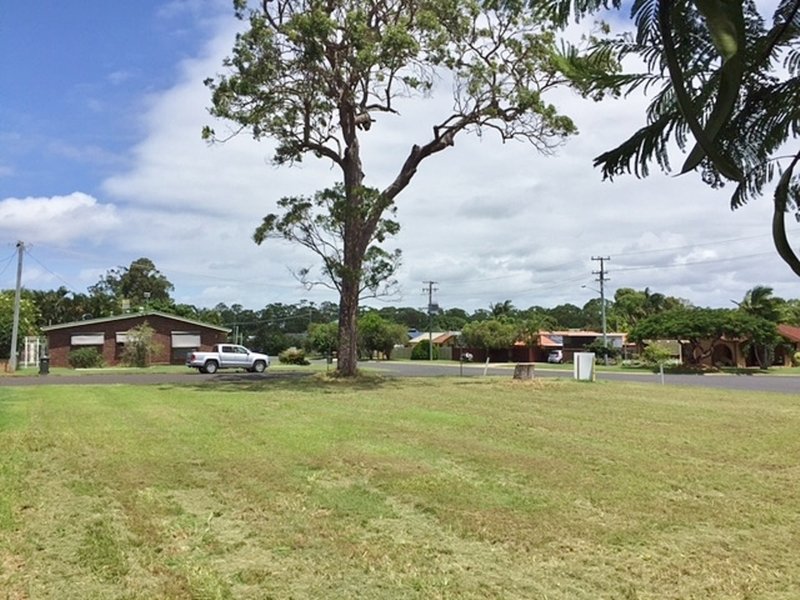 Photo - 2 Maxwell Street, Point Vernon QLD 4655 - Image 8