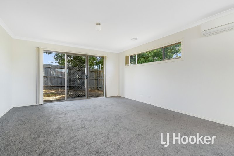 Photo - 2 Mcclenaghan Place, Pakenham VIC 3810 - Image 2