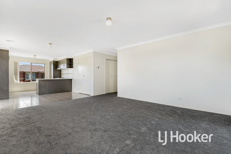 Photo - 2 Mcclenaghan Place, Pakenham VIC 3810 - Image 3