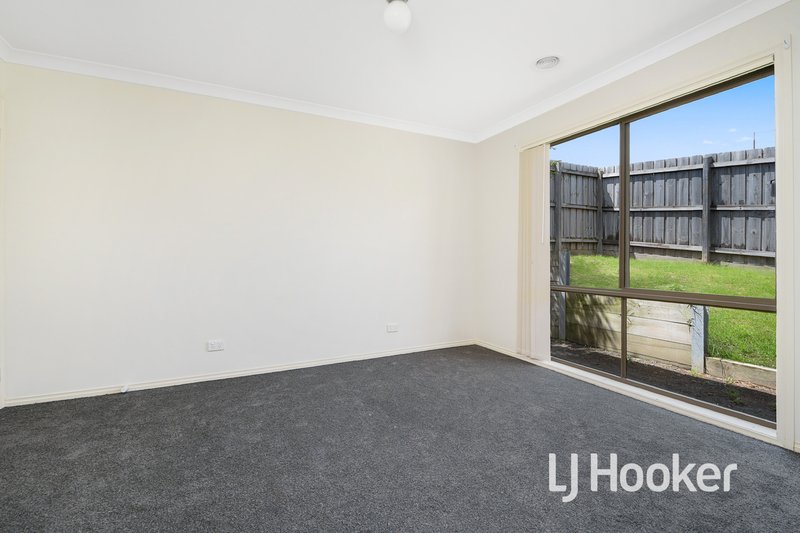 Photo - 2 Mcclenaghan Place, Pakenham VIC 3810 - Image 5