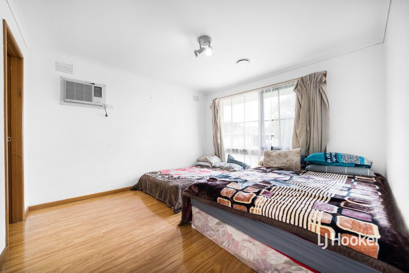 Photo - 2 Mckellar Avenue, Hoppers Crossing VIC 3029 - Image 5