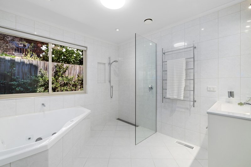 Photo - 2 Mcleod Place, Mount Waverley VIC 3149 - Image 9