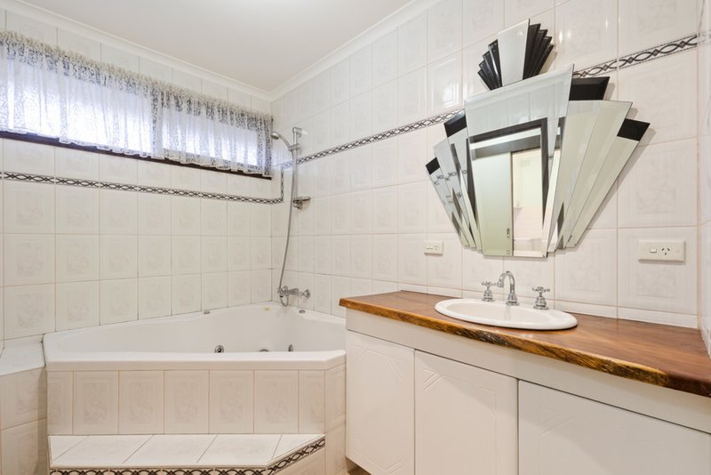 Photo - 2 Melanie Court, Mount Waverley VIC 3149 - Image 5