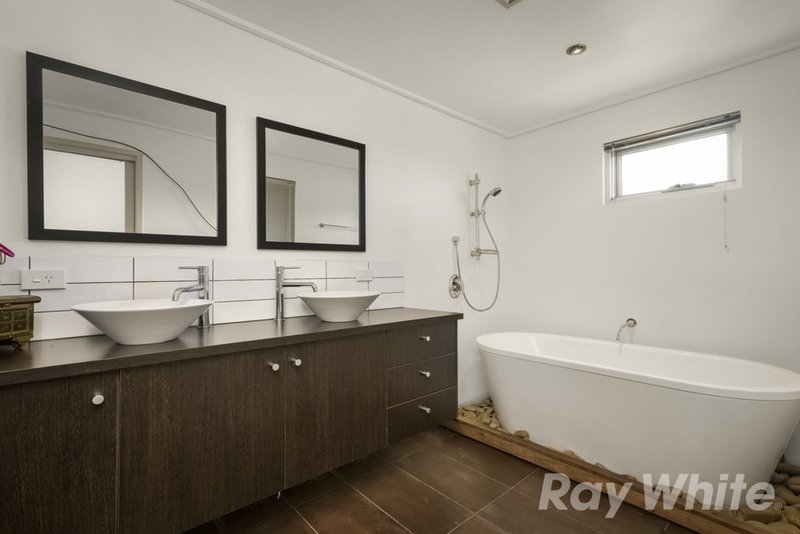 Photo - 2 Melinga Crescent, Chadstone VIC 3148 - Image 8