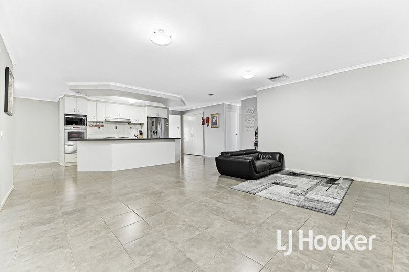 Photo - 2 Mikasa Place, Pakenham VIC 3810 - Image 4