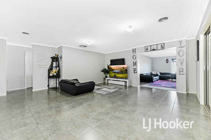 Photo - 2 Mikasa Place, Pakenham VIC 3810 - Image 6