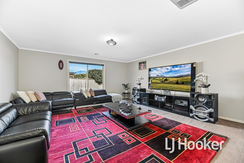 Photo - 2 Mikasa Place, Pakenham VIC 3810 - Image 7