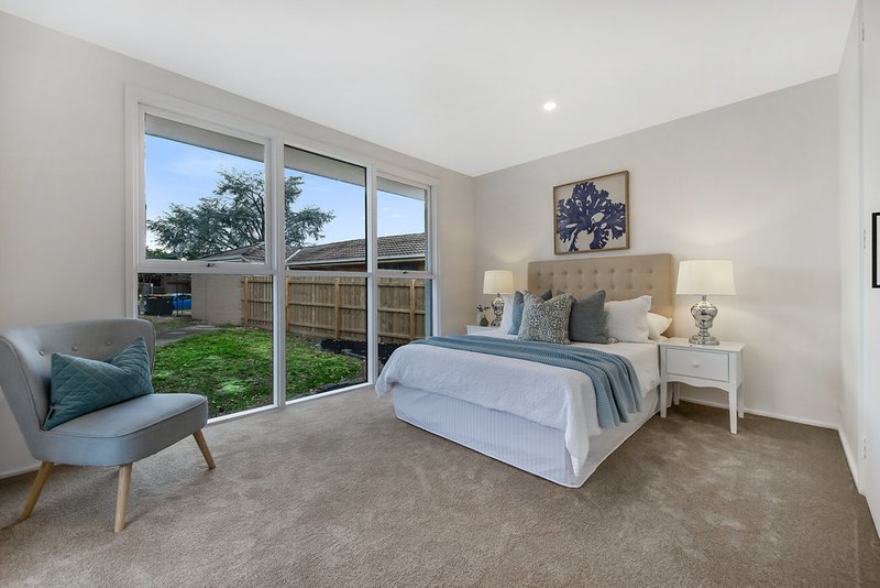 Photo - 2 Naroo Court, Glen Waverley VIC 3150 - Image 6