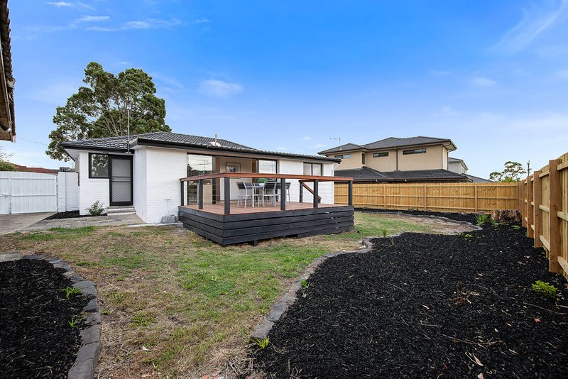 Photo - 2 Naroo Court, Glen Waverley VIC 3150 - Image 9