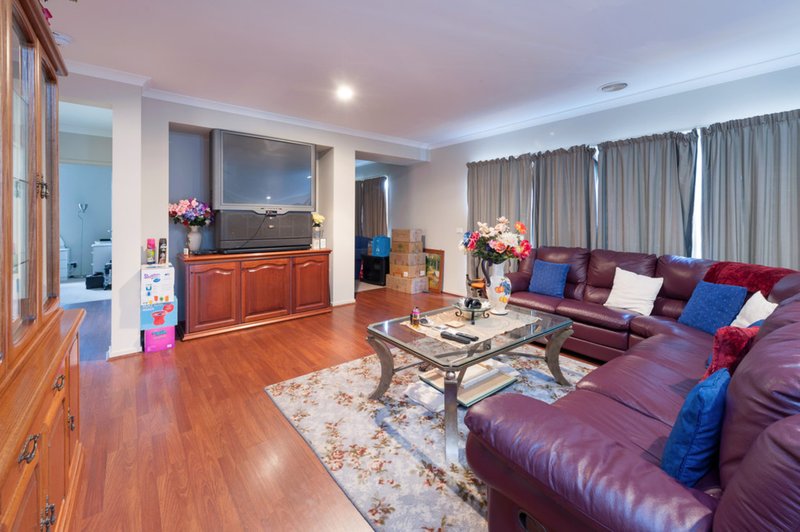 Photo - 2 Nopinan Place, Caroline Springs VIC 3023 - Image 2