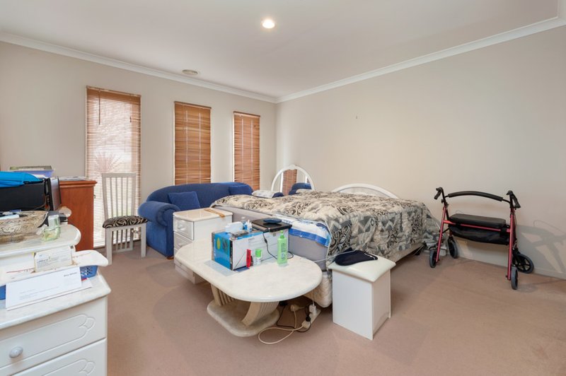 Photo - 2 Nopinan Place, Caroline Springs VIC 3023 - Image 5