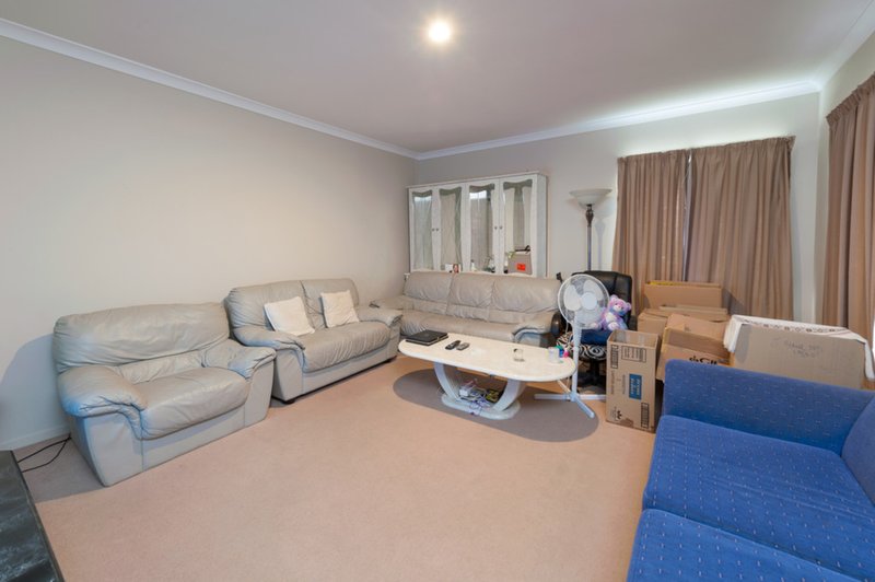 Photo - 2 Nopinan Place, Caroline Springs VIC 3023 - Image 7