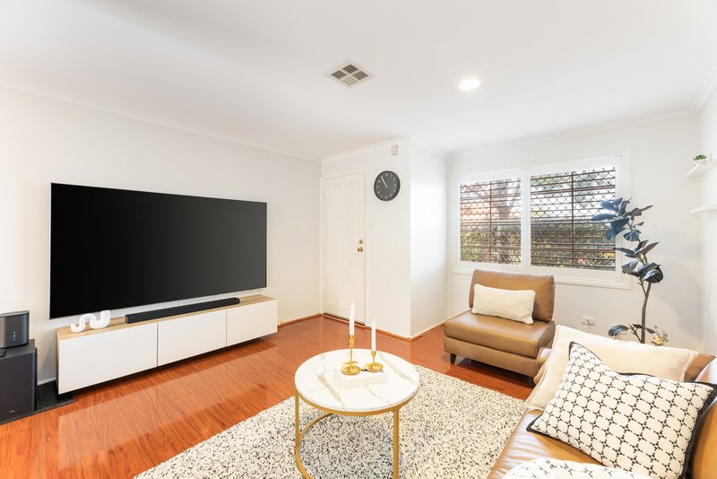 Photo - 2 Oak Court, Box Hill South VIC 3128 - Image 3