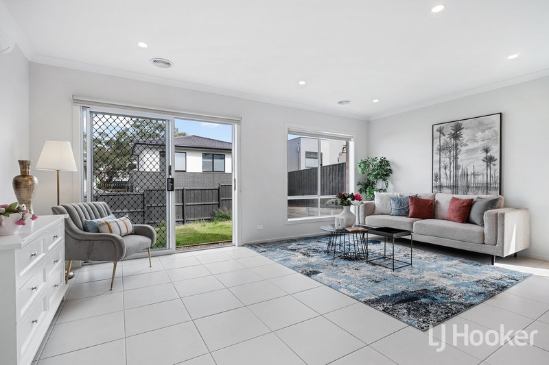 Photo - 2 Oak Place, Doncaster VIC 3108 - Image 3