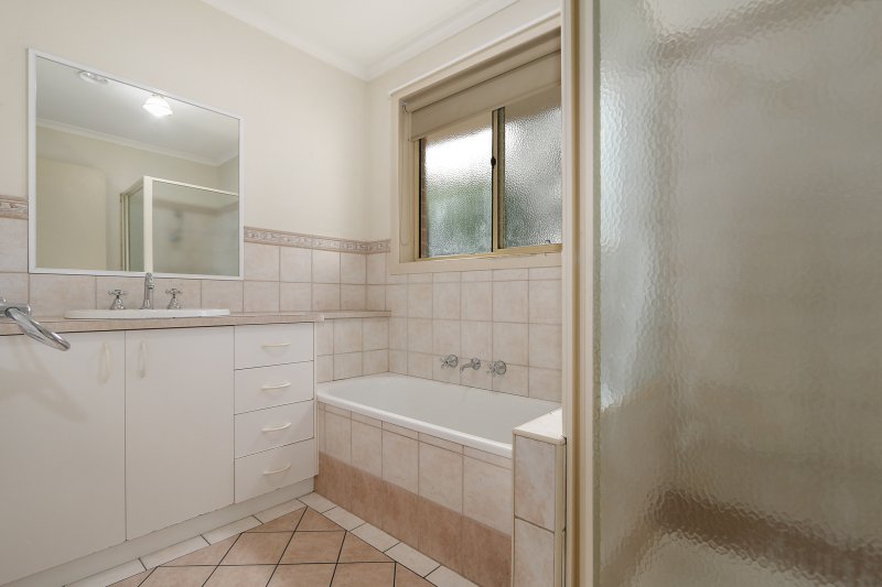 Photo - 2 Oakmont Circuit, West Wodonga VIC 3690 - Image 8