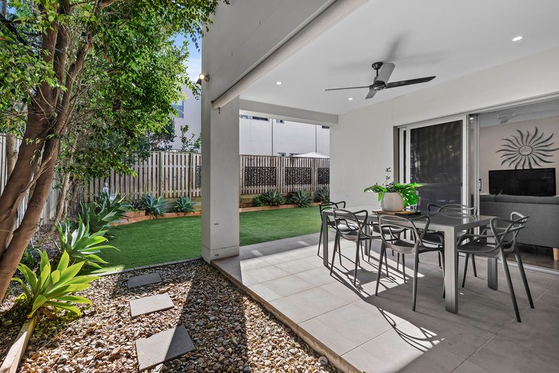 Photo - 2 Outlook Crescent, Bridgeman Downs QLD 4035 - Image 5