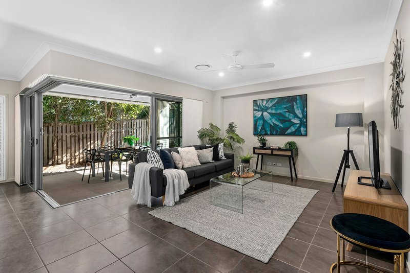 Photo - 2 Outlook Crescent, Bridgeman Downs QLD 4035 - Image 6