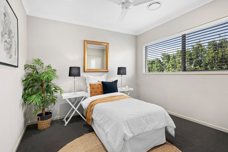 Photo - 2 Outlook Crescent, Bridgeman Downs QLD 4035 - Image 17