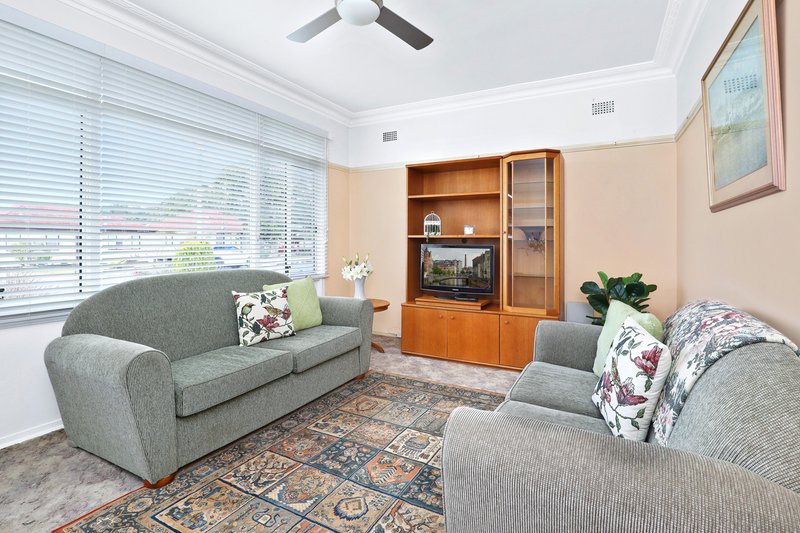 Photo - 2 Oxford Road, Dapto NSW 2530 - Image 2