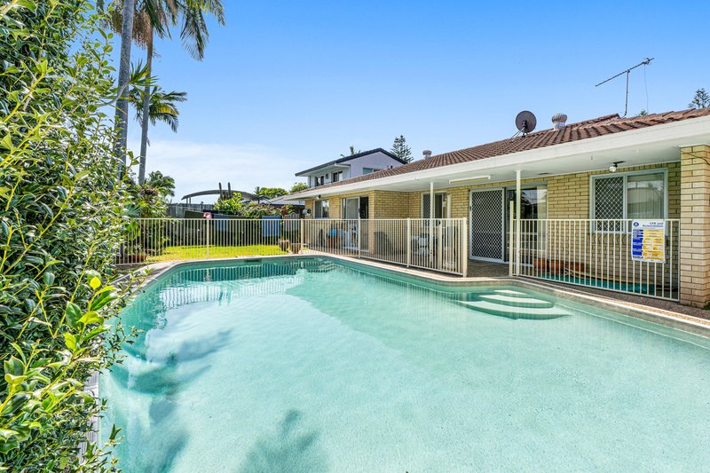 Photo - 2 Park Avenue, Broadbeach Waters QLD 4218 - Image 14