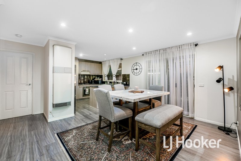 Photo - 2 Parkside Mews, Cranbourne West VIC 3977 - Image 4