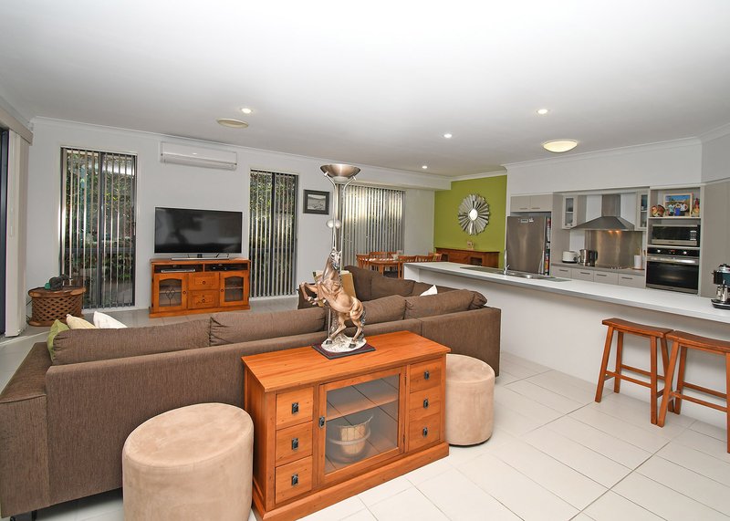 Photo - 2 Parraweena Court, Point Vernon QLD 4655 - Image 6