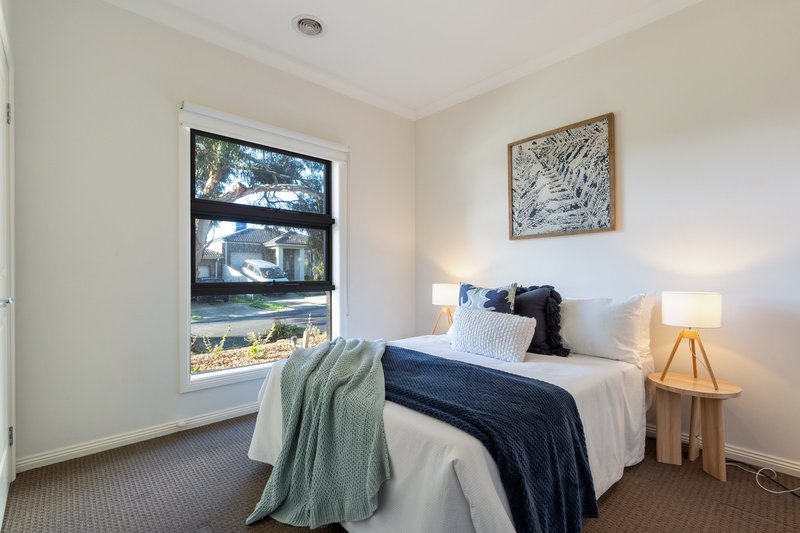 Photo - 2 Pearl Drive, Craigieburn VIC 3064 - Image 4