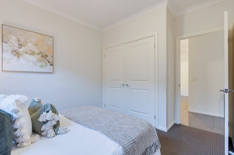 Photo - 2 Pearl Drive, Craigieburn VIC 3064 - Image 5