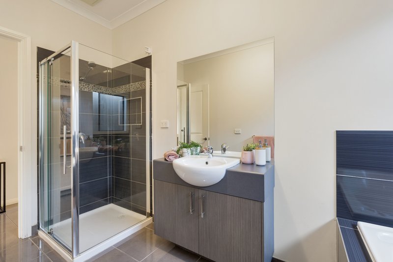 Photo - 2 Pearl Drive, Craigieburn VIC 3064 - Image 6