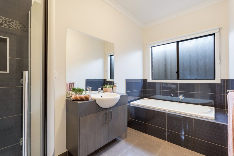 Photo - 2 Pearl Drive, Craigieburn VIC 3064 - Image 7