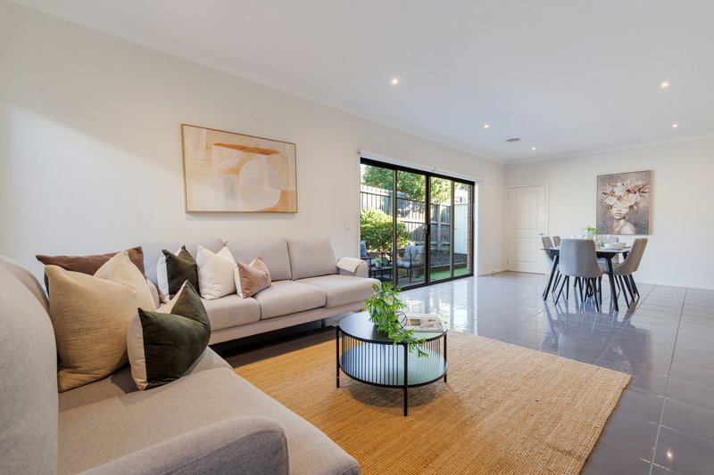 Photo - 2 Pearl Drive, Craigieburn VIC 3064 - Image 9