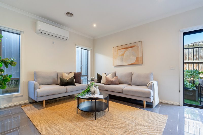 Photo - 2 Pearl Drive, Craigieburn VIC 3064 - Image 10