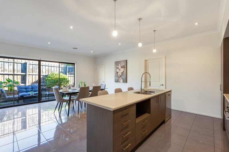 Photo - 2 Pearl Drive, Craigieburn VIC 3064 - Image 15