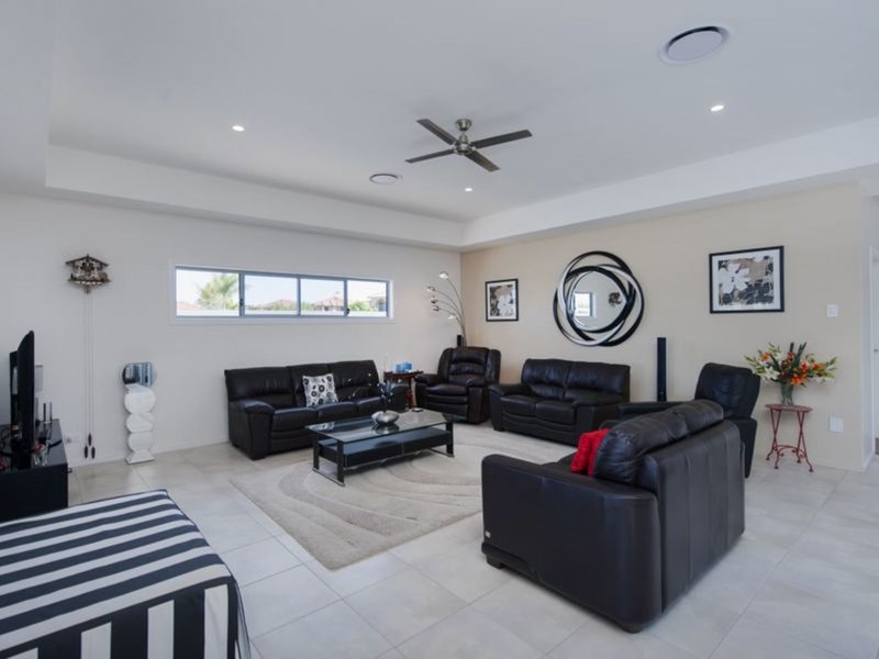 Photo - 2 Pipers Point, Helensvale QLD 4212 - Image 4