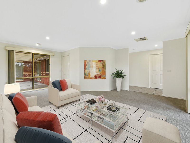 Photo - 2 Prestwick Green, Cranbourne VIC 3977 - Image 3