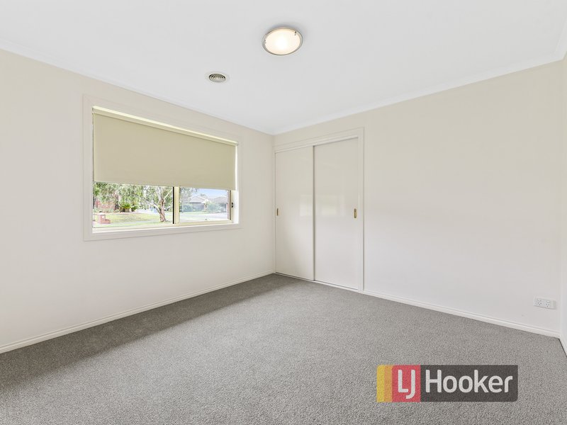 Photo - 2 Prestwick Green, Cranbourne VIC 3977 - Image 11