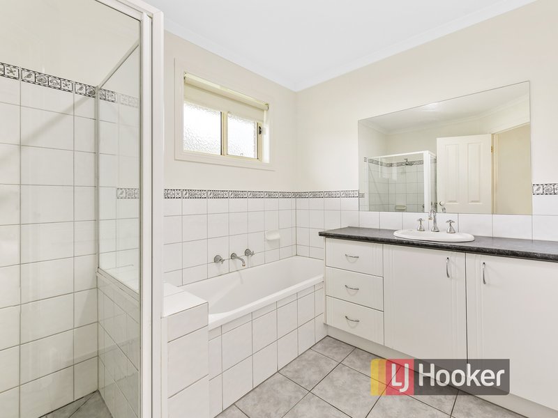 Photo - 2 Prestwick Green, Cranbourne VIC 3977 - Image 12