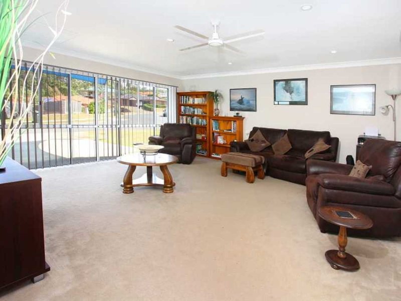 Photo - 2 Ridgewood Close, Pacific Pines QLD 4211 - Image 6