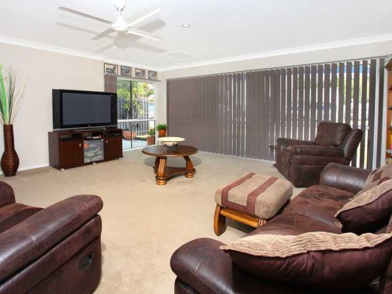 Photo - 2 Ridgewood Close, Pacific Pines QLD 4211 - Image 7