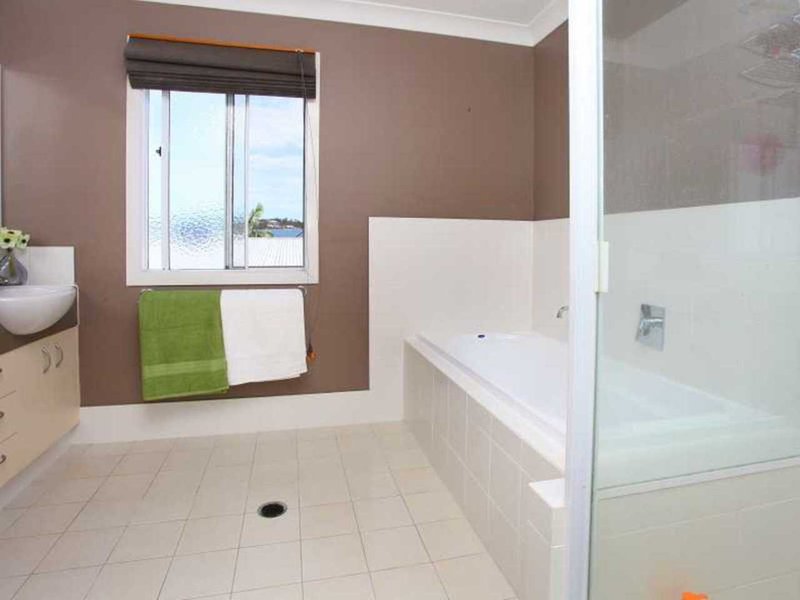 Photo - 2 Ridgewood Close, Pacific Pines QLD 4211 - Image 14