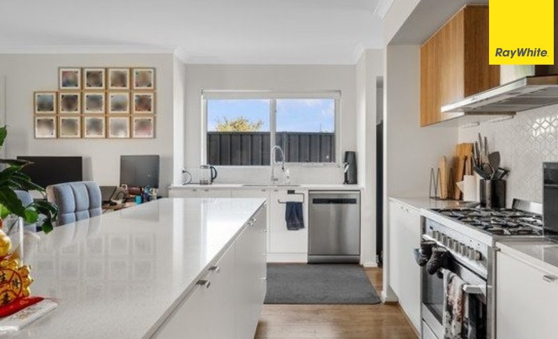 Photo - 2 Roehampton Drive, Strathtulloh VIC 3338 - Image 4